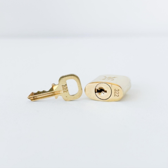 #322 Authentic LOUIS VUITTON Lock Key Set Padlock Brass Polished Chain Necklace - Picture 2 of 9